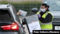 Britanicii predau kit-urile de autotestare către NHS 