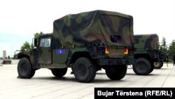 Automjetet e blinduara Humvee, që SHBA-ja ia kishte dhuruar Kosovës para dy vjetësh. 