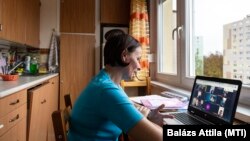 Palkovics Borbála, az Arany János gimnázium angoltanára online tanórát tart 9. osztályos diákjainak nyíregyházi otthonában. 