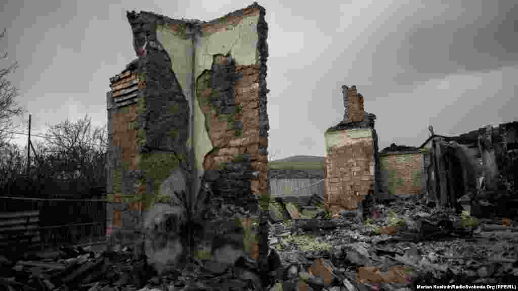 А це істотні наслідки від чогось вкрай важкого. Будівля згоріла вщент. Це одна із причин, чому місцеві втекли із Зайцева