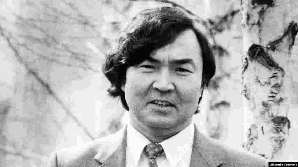 После публикации в 1961 году в газете &laquo;Казахстанская правда&raquo; поэмы Олжаса Сулейменова (в центре) &laquo;Земля, поклонись человеку&raquo; ее автор обрел всесоюзную популярность. 