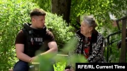 Valentina Oleksandrivna este intervievată de Current Time în fața clădirii în care locuiește, care a fost avariată de un atac aerian rusesc.