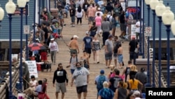 Malo ljudi nosi zaštitne maske na šetalištu u Californiji, juni, 2020. 