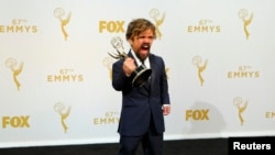 Питър Динклидж с наградата си за поддържащ актьор в драматичен сериал за ролята си в „Игра на тронове“ на HBO по време на 67-ите награди „Еми“, 20 септември 2015 г. 