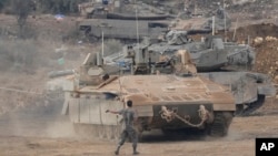 Izraeli páncélozott járművek gyülekeznek a libanoni határnál 2024. október 1-jén