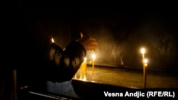 Qytetarët duke ndezur qirinj në kujtim të Oliver Ivanoviqit. Beograd, 12 tetor 2022.