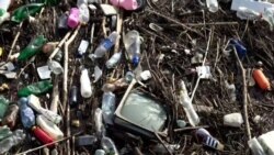 Folyón úszó szeméthegy