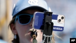 Administrația Americană exceptează importurile de telefoane smart de la obligația de a fi plătite pentru ele taxe majorate.