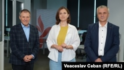 Victoria Coroban, gazda podcastului „Dincolo de știri”, alături de analiștii Nicolae Negru și Igor Boțan, în redacția Europei Libere de la Chișinău.