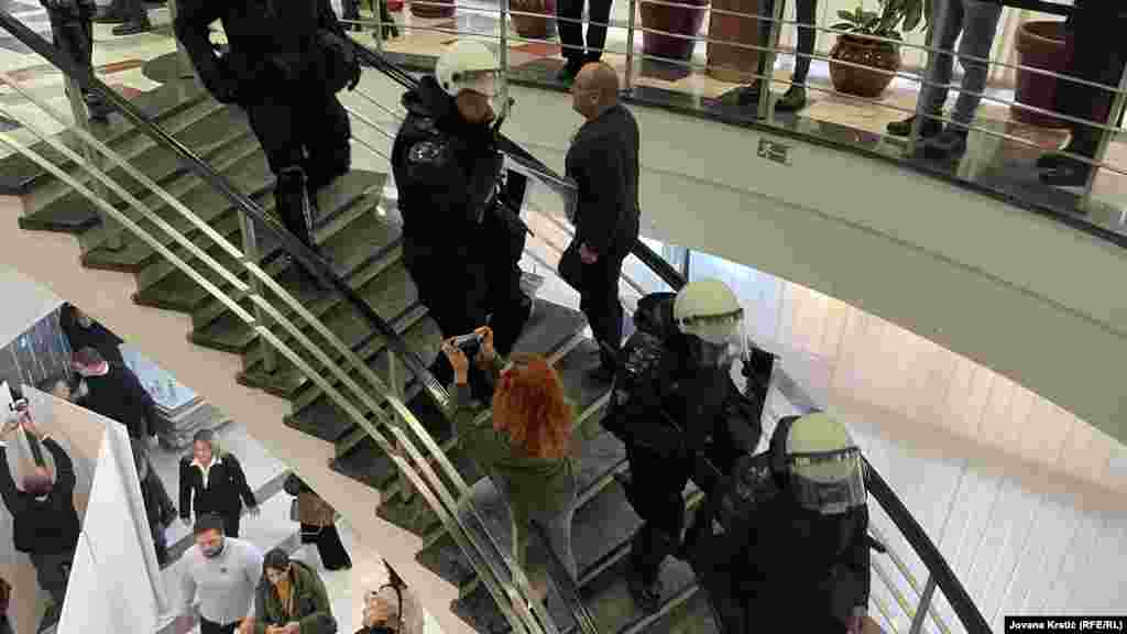 Veliki broj pripadnika interventne jedinice izašao je iz Skupštine, 3. decembar 2024.