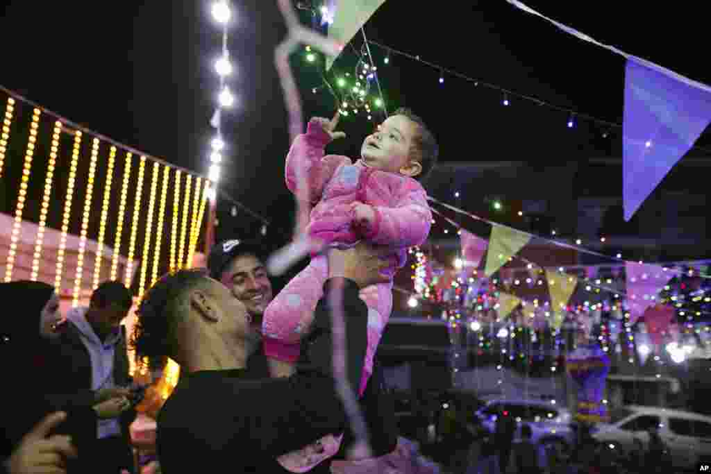 Dritat festive janë ndezur midis shtëpive të shkatërruara palestineze për muajin e shenjtë të Ramazanit në Han Jounis, në jug të Rripit të Gazës, më 28 shkurt 2025.