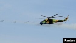 Helikopter Mi-24 makedonske vojske ispaljuje rakete tokom vojne vježbe u centru za obuku Krivolak, sjeveroistočno od Skoplja, 2. novembar 2010.