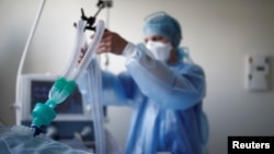 Medicinska sestra tretira pacijenta oboljelog od COVID-a 19 na respiratoru (foto arhiv)