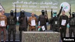 Ор Леви, Ели Шараби и Охад Бен Ами опкружени од милитантите на Хамас за време на нивното ослободување, 8 февруари 2025.