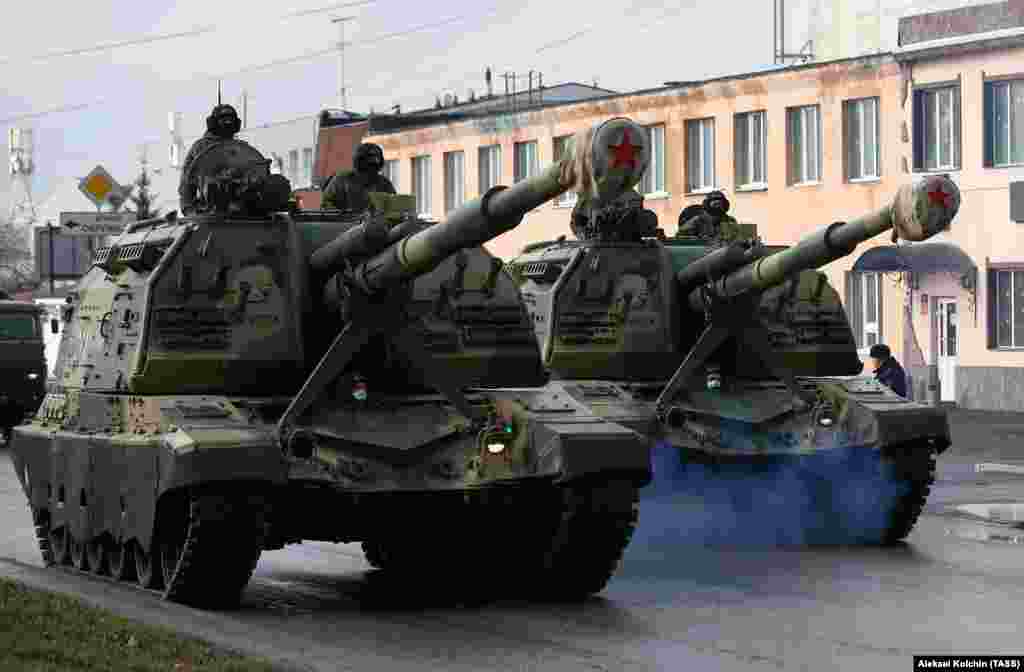 Руските војници возат хаубици во Екатеринбург. Властите размислуваа да одржат церемонија за Денот на победата без ветерани.