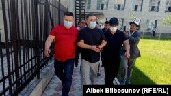 Мелис Аспеков возле  здания Первомайского райсуда столицы.