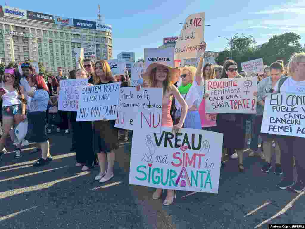 "Изморихме се да живеем в общество, което толерира насилието срещу жени от бедни среди, ромки или жени с минало, което ги прави "недостойни" в очите на хората", коментират организаторите на протеста.