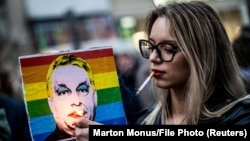 A Pride-ot ellehetetlenítő, a gyülekezési szabadság szélesebb körű korlátozását lehetővé tevő törvény ellen tüntettek Budapesten 2025. március 25-én 