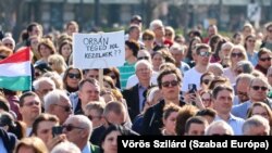 Tüntetők a Magyar Orvosi Kamara által szervezett tiltakozáson, a Parlament előtt, Budapesten 2025. március 8-án