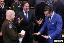 Генеральный секретарь НАТО Марк Рютте с министром обороны США Питом Хэгсетом и командующим Европейским командованием США генералом Кристофером Каволи во время встречи министров обороны НАТО в Брюсселе, 13 февраля 2025 года