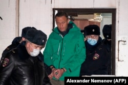 Moscova: opozantul Alexei Navalny la secția de poliție unde fusese dus după reținerea pe 17 ianuarie, pe un aeroport din Moscova .