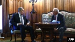 Руският външен министър Сергей Лавров (вляво) прие първия дипломат на ЕС Жозеп Борел