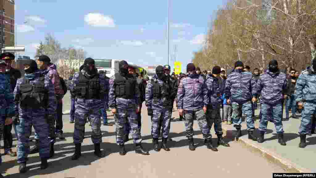 Протестующих окружили сотрудники спецподразделения полиции. Нур-Султан, 1 мая 2019 года.