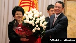 Роза Отунбаева и Омурбек Бабанов, Бишкек, 30 ноября 2011 года.