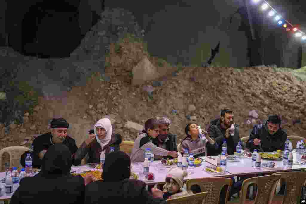 Sirianët duke ngrënë një iftar të organizuar nga Fondacioni Turk Humanitar Relief (IHH), në lagjen Jobar të Damaskut, e cila u shkatërrua nga lufta.