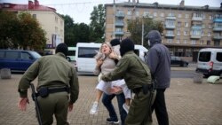 Cuvântul sau bâta? Diplomații occidentali o apără pe Svetlana Alexievici de agenții mascați ai lui Lukașenka