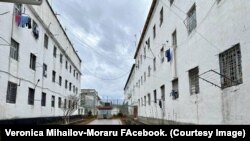 Imagine din curtea Penitenciarului nr. 17 din Rezina, unde sunt deținute persoanele condamnate pe viață, publicată de ministra Justiției, Veronica Mihailov-Moraru, pe o rețea de socializare, în urma unei vizite.