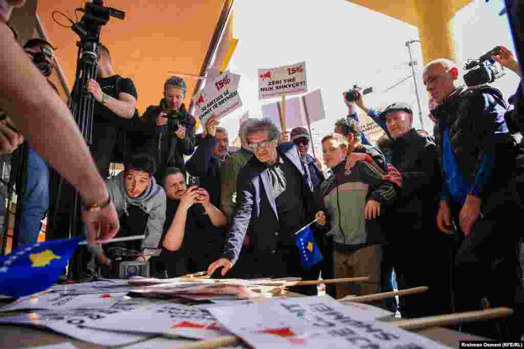 Protestuesit vendosën parullat e tyre para hyrjes së ndërtesës së Ministrisë së Ekonomisë. 