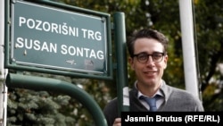 Benjamin Moser na trgu Susan Sontag u Sarajevu, 28 oktobra 2020.