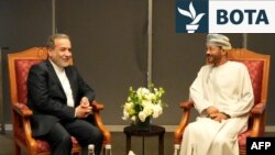 Ministri i Jashtëm iranian, Abbas Araqhchi (majtas), takohet me ministrin e Jashtëm të Omanit, Sayyid Badr al-Busaidi, në Muskat, para bisedimeve me negociatorët amerikanë më 12 prill.