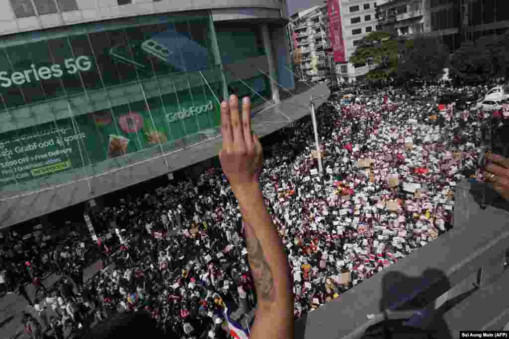 Demonstranti na protestima protiv vojnog puča u Jangonu 9. februara 2021. (Foto Sai Aung Main / AFP)