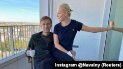 Ruski opozicionar Aleksej Navaljni i njegova supruga Julija na balkonu berlinske bolnice