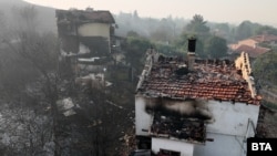 Разрушени къщи в с. Безден след пожара на 21 юли.