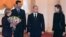 Президент Володимир Путін (другий праворуч) зі своєю дружиною Людмилою (ліворуч) вітають в Москві сирійського президента Башара Асада (другий ліворуч) і його дружину Асму (праворуч), 2005 рік