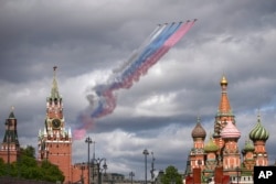 Российские истребители пролетают над Красной площадью во время репетиции парада. 6 мая 2025 года