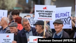 Qytetarët protestuan kundër shtrenjtimit të rrymës më 5 prill në Prishtinë

