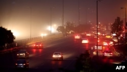 Fum gros deasupra unei artere rutiere din capitala iraniană Teheran, după atacurile israeliene din dimineața de 13 iunie 2025 