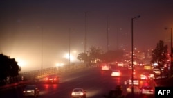 Hajnali forgalom egy autópályán az iráni fővárosban, Teheránban 2025. június 13-án, az izraeli légicsapások után