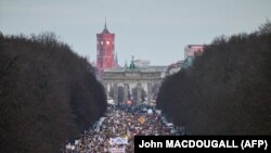 დემონსტრაცია ბერლინში, ბრანდენბურგის ჭიშკართან. 02 თებერვალი, 2025 წელი