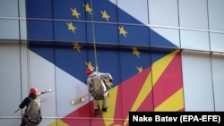 Zastave EU i Sjeverne Makedonije