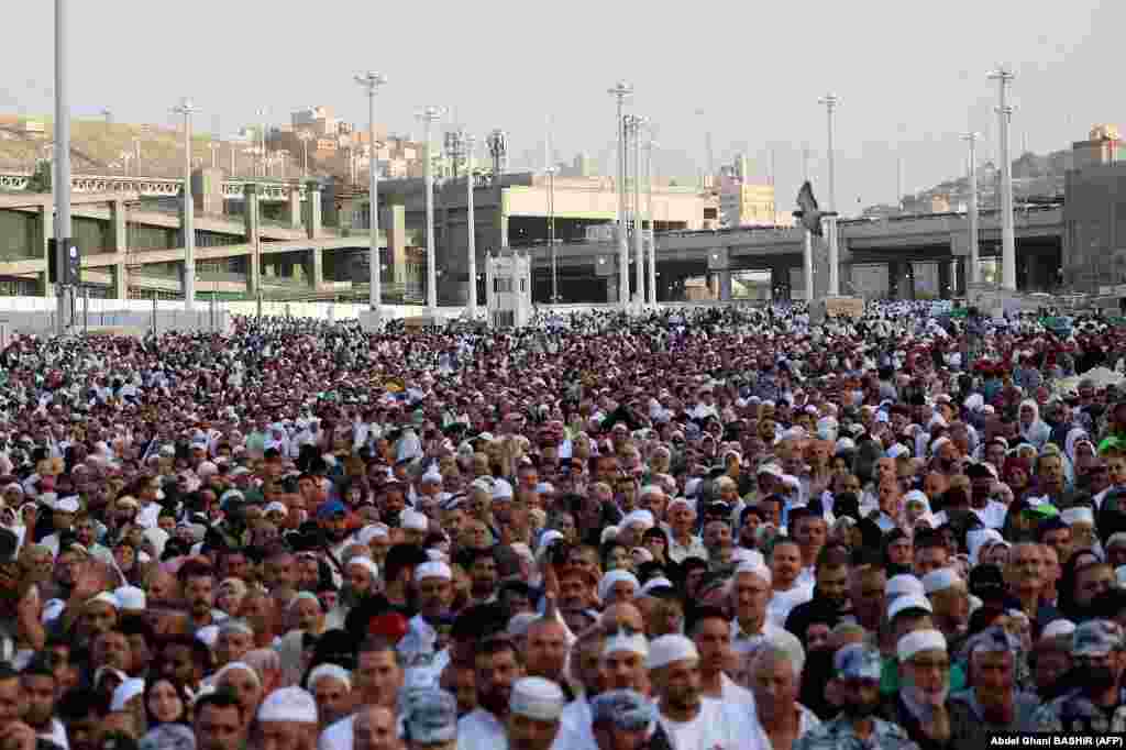 Muslimanski vernici u Velikoj džamiji u islamskom svetom gradu Meka, Saudijska Arabija.