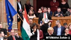 Ellenzéki képviselők zavarják meg a rabszolgatörvény szavazását az Országgyűlésben 2018. december 12-én