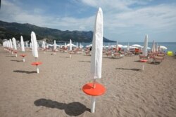 Prazna plaža u Budvi