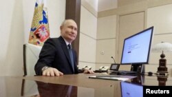 Ruski predsjednik Vladimir Putin glasa putem interneta na predsjedničkim izborima u državnoj rezidenciji Novo-Ogarjovo izvan Moskve, Rusija, 15. marta 2024.