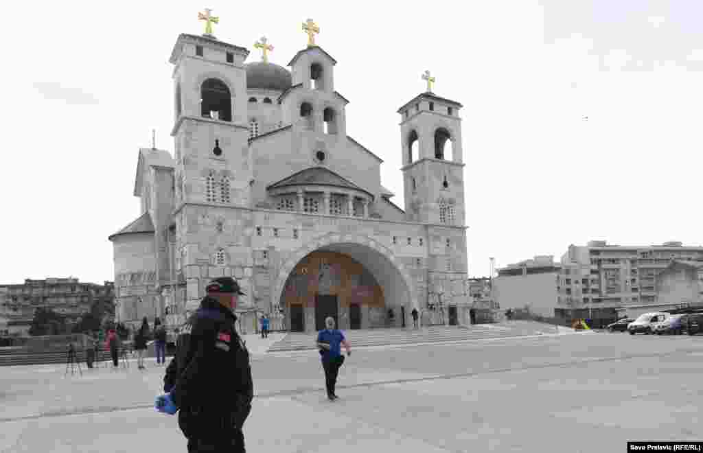 Ispred objekta su tokom dana bili raspoređeni pripadnici policije...