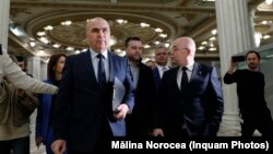Ilie Bolojan preia astăzi funcția de președinte al României. Interimatul va dura trei luni, până la alegerile prezidențiale din mai 2025. Aici pe culoarele Parlamentului în calitate de președinte al Senatului.